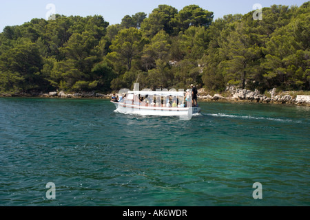 Kreuzfahrtschiff mit Touristen, die nach St. Mary s Insel am Veliko Jezero Mljet Insel Kroatien Stockfoto