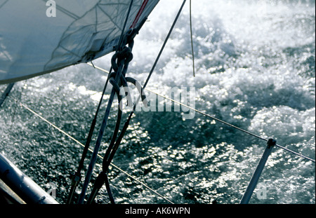 Absturz während Yacht durch Wellen stürzt "Wellenlinien" Stockfoto