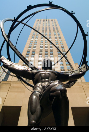 Nach oben auf eine Statue des Atlas als er das Rockefeller Centre, auf 5th Avenue Manhattan New York City USA hütet Stockfoto