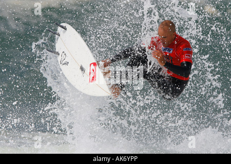 Acht Mal Surf-Weltmeister Kelly Slater der USA startet eine Antenne aus der Lippe der Welle während der Quiksilver Pro Stockfoto