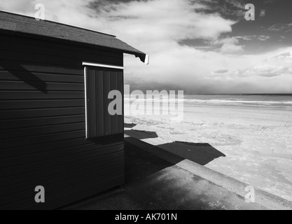 Strandhütten bis auf Abschlussball Blick auf die Nordsee mit Sandstrand unterhalb am in Mono, Cromer, Norfolk, Großbritannien Stockfoto