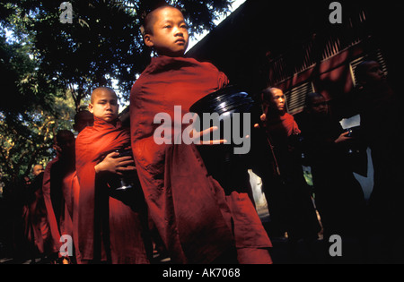 Buddhistische Mönche tragen Rice Bowls, Amarapura (Burma) Stockfoto