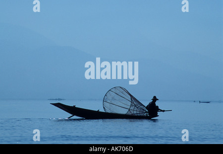 Silhouette eines Fischers im Ruderboot auf dem Inle See, Burma Stockfoto