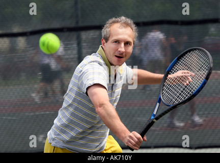 Afrikanerin Mann Tennis spielen Stockfoto