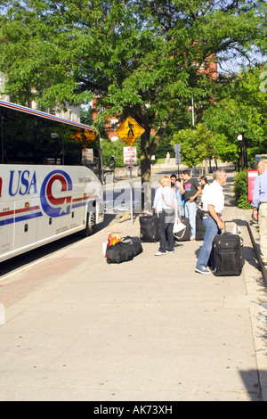 Bus-Abholung Studenten verlassen die Universität von Wisconsin-Madison Campus für die Sommerferien Stockfoto