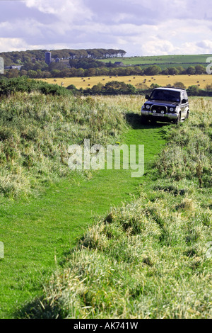 Mit dem Geländewagen fahren Fahrzeug gehen Offroad in grüne Landstraßen, UK Stockfoto