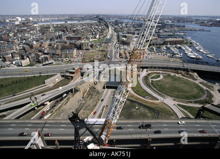 Ein Blick aus dem Nordturm der Zakim Bunker Hill-Brücke im Bau auf der Suche nach Charlestown und Route 1 Norden Stockfoto