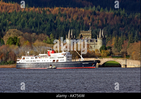 Die Hebridean Princess vor Anker im Loch Fyne mit Inverary Castle im Hintergrund Stockfoto