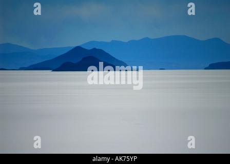 Berge sind über den Rand des Salar de Uyuni aus der Isla Pescado in der Nähe von Uyuni, Bolivien, Südamerika gesehen. Stockfoto