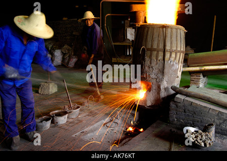 Wuzhen / Arbeiter in Eisengießerei Stockfoto