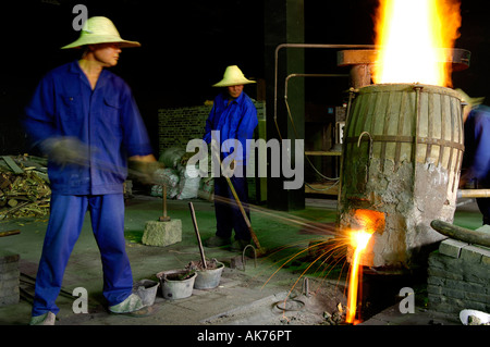 Wuzhen / Arbeiter in Eisengießerei Stockfoto