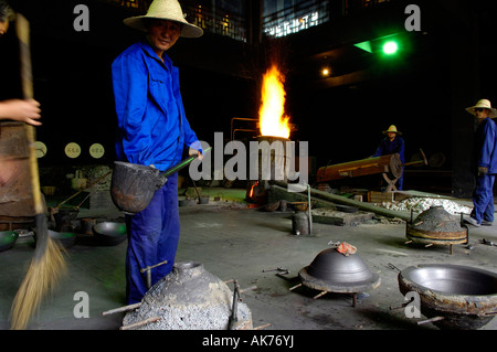 Wuzhen / Arbeiter in Eisengießerei Stockfoto