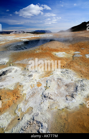 Landschaft von Hverarönd am Námaskarð, Fumarole Solfatara Gebiet Hverarönd nahe Mývatn und Namafjall in Island Stockfoto