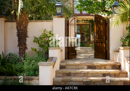 Eingangstor und Schritte zur spanischen Stil Zuhause Stockfoto