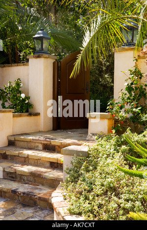 Eingangstor und Schritte zur spanischen Stil Zuhause Stockfoto