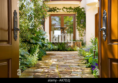 Vordere Tor offen für Haus Hof Stockfoto