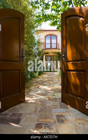 Vordere Tor offen für Haus Hof Stockfoto