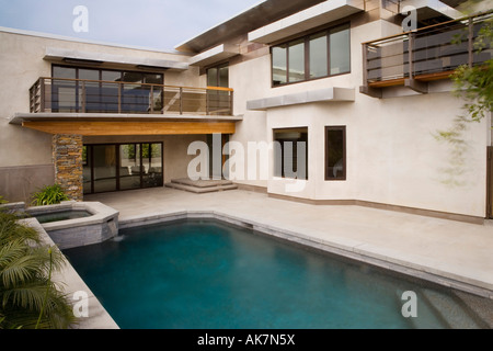 Hinten außen Modern Home und Swimming Pool Stockfoto