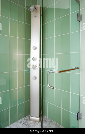 Moderne Dusche mit grünen Fliesen Stockfoto