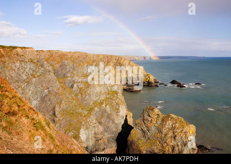 Regenbogen über der Kupfer-Küste, in der Nähe von Bunmahon, Co Waterford, Irland Stockfoto