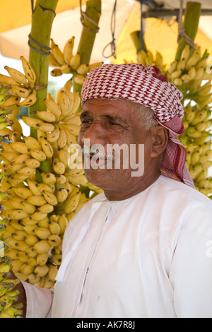 Lokaler Markt Obst Verkäufer (MR) verkaufen, Bananen, tropische, frische, lokale, Lebensmittelgeschäft, traditionellen Lebensmitteln in Ras Al Khaimah Altstadt Markt VAE Stockfoto