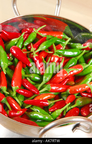 Rote und grüne Reifen und unreifen Vogels Auge Chilis in eine Schüssel geben. Stockfoto