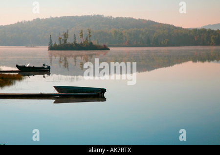Ruhige See mit Reflexionen im frühen Morgen im nördlichen Ontario Algonquin Park Herbst Farben Paradies Outdoor-Aktivität Stockfoto