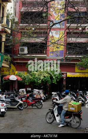 Vietnamesische Lieferung Fahrer in Hanoi auf Motorrad Stockfoto