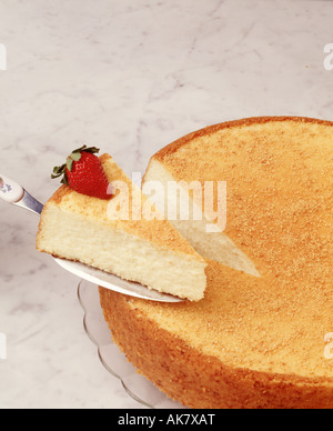 eine Scheibe Käse Kuchen Erdbeere Stockfoto