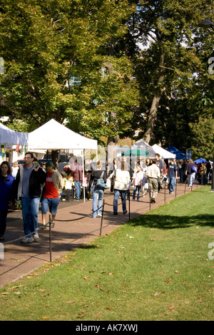 Masse auf dem Bauernmarkt auf dem Kapitol Madison Wisconsin Stockfoto
