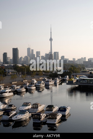 Ontario Place Marina und Yacht Club und Toronto Ontario Kanada Nordamerika Skyline Blick Stockfoto