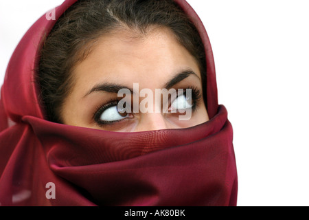 Orientalische Schönheit in einem Schal Stockfoto