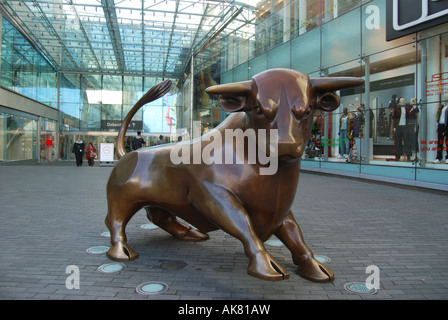 Stier-Skulptur, Stierkampfarena Einkaufs- und Freizeitzentrum, Birmingham, West Midlands, England, Vereinigtes Königreich Stockfoto
