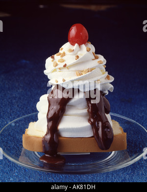 Schokolade Vanille Softeis Soße kurz Sandkuchen Schlagsahne topping Kirsche Erdnuss Streusel Glasschale Stockfoto