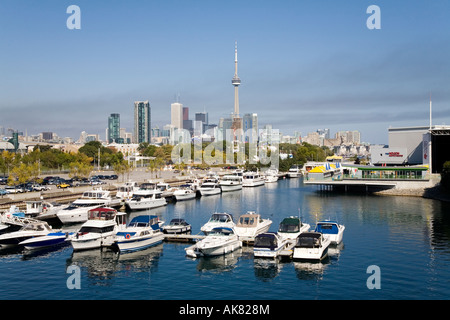 Yacht-Hafen und Ontario Place und Toronto Ontario Kanada Nordamerika Skyline Blick Stockfoto