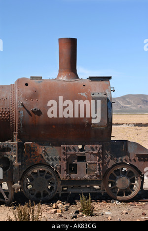 Ein alte, rostiger Zug sitzt in einem Zug Friedhof außerhalb von Uyuni, Bolivien, Südamerika. Stockfoto