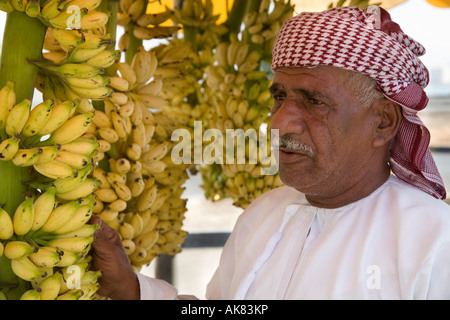 Arab Street Unternehmer, der Bananen auf dem Markt, VAE Stockfoto