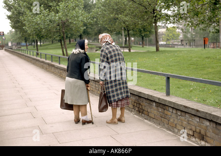 zwei alte Frauen im Park stehen für ein Gespräch Stockfoto