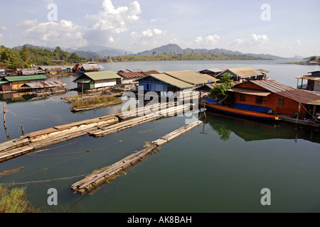 Häuser im Khao Laem Wasserbehälter, Thailand, Sangkhlaburi Stockfoto