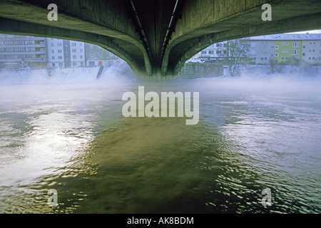 Nebel unter einer Beton-Brücke über die Donau Fluß, Deutschland, Baden-Württemberg, Bayern, Ulm Und Neu-Ulm Stockfoto