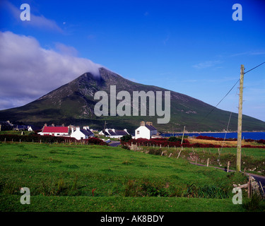 Doogort Dorf und Slievemore Mountain auf Achill Island im County Mayo, Irland Stockfoto