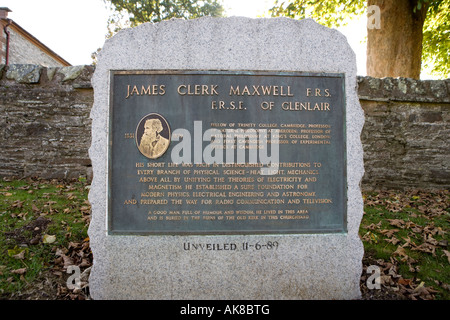 Denkmal und Gedenktafel an den Wissenschaftler James Clerk Maxwell 1831 1879 Parton Kirche in der Nähe von Castle Douglas Scotland UK Stockfoto