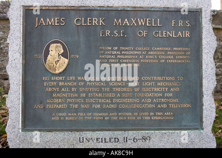 Denkmal und Gedenktafel an den Wissenschaftler James Clerk Maxwell 1831 1879 Parton Kirche in der Nähe von Castle Douglas Scotland UK Stockfoto