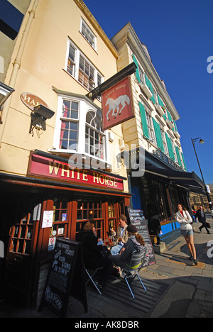 OXFORD, GROßBRITANNIEN.  Das White Horse Pub an der Broad Street, mit Blackwell Buchhandlung hinter. Stockfoto