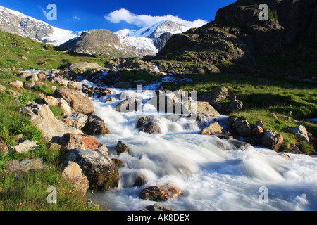 Gwaechtenhorn, 3420 m, Steingletscher, Gebirgsbach in Susten Pass, Schweiz, Berner Oberland Stockfoto