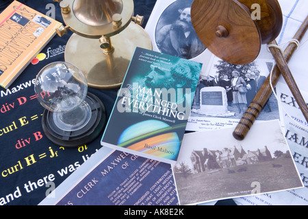 Erinnerungsstücke zugeordnet die Wissenschaftler James Clerk Maxwell ein Radiometer dynamische Top Deil einschließlich einer Twa-Sticks Stockfoto