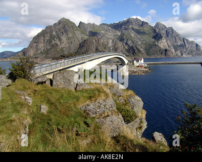 Brücke in der Nähe von Henningsvær, Norwegen, Lofoten-Inseln Stockfoto