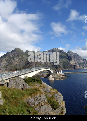 Brücke in der Nähe von Henningsvær, Norwegen, Lofoten-Inseln Stockfoto