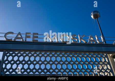 Cafe Moskau Zeichen entlang der Karl-Marx-Allee im ehemaligen Ost-Berlin Deutschland EU Stockfoto