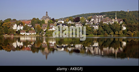 Blick auf die Stadt mit dem Rathaus, reflektiert in der Karkort See, Deutschland, Nordrhein-Westfalen, Ruhrgebiet, Wetter/Ruhr Stockfoto